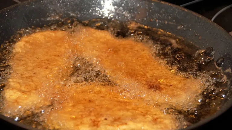 Panierowany kotlet schabowy na talerzu po usmażeniu