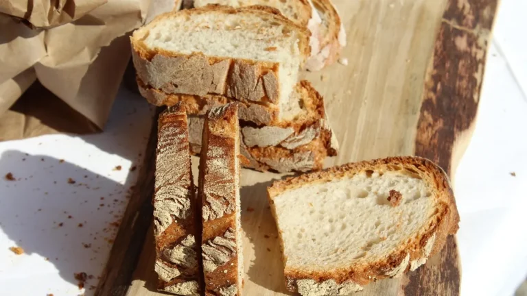 Kromki chleba pszennego i razowego na wadze kuchennej