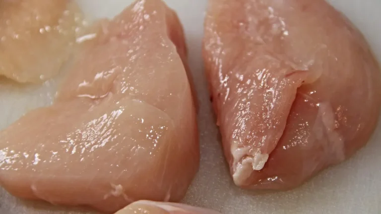 Surowa i grillowana pierś z kurczaka na talerzu