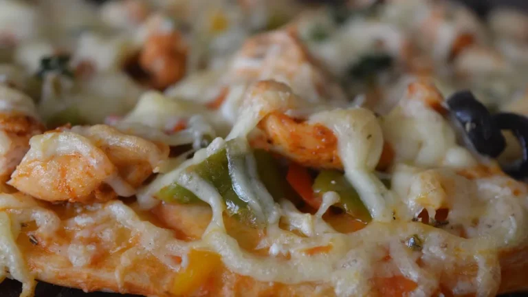 Kawałki pizzy z serem i dodatkami na talerzu