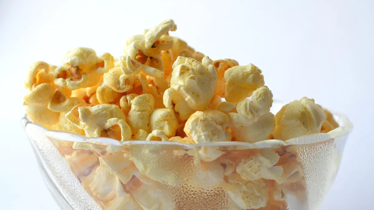 Miska popcornu z prażonymi ziarnami kukurydzy na stole