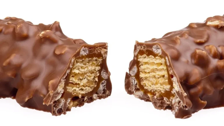 Baton Snickers z czekoladą, karmelem, nugatem i orzeszkami ziemnymi