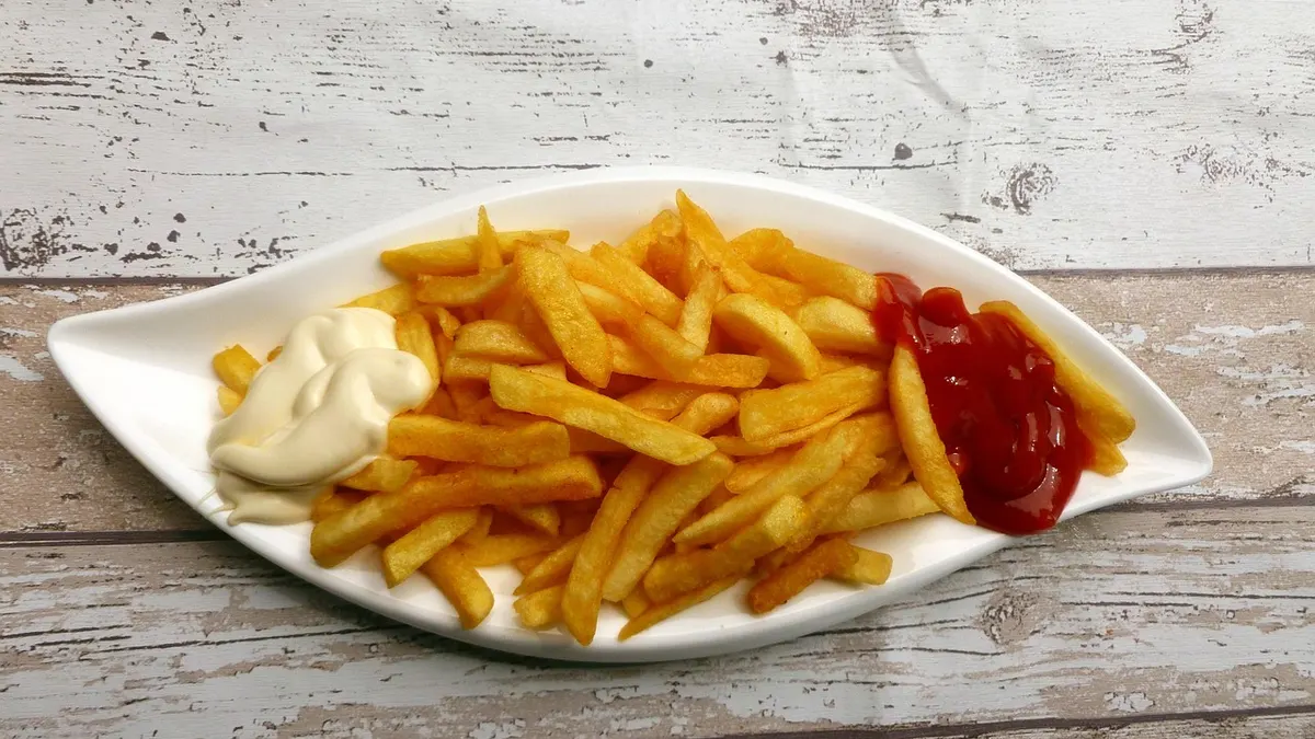 Porcja chrupiących frytek ziemniaczanych na talerzu