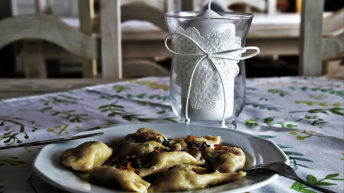 Talerz gotowanych pierogów ruskich z ziemniaczano-twarogowym farszem
