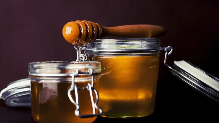 Pojemnik z kreatyną i miarka obok bidonu treningowego