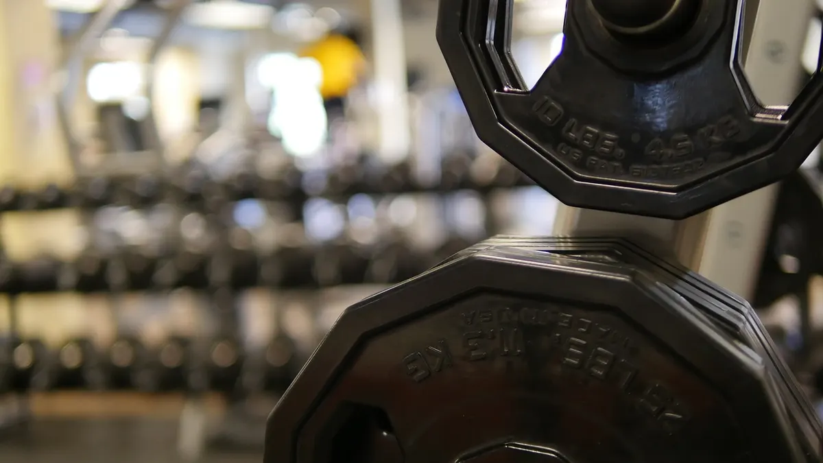 Sztanga z talerzami przygotowana do treningu martwego ciągu na siłowni