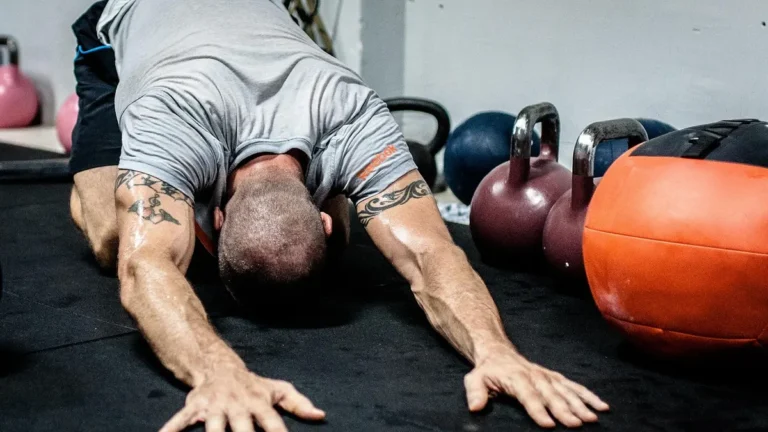 Kettlebell i guma oporowa przygotowane do martwego ciągu w domowym treningu