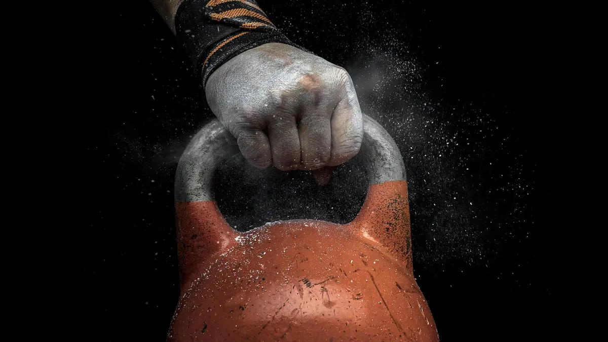 Kettlebell ustawiony na podłodze podczas przygotowania do martwego ciągu
