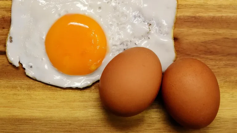 Posiłek wysokobiałkowy z kurczakiem, warzywami i koktajlem proteinowym