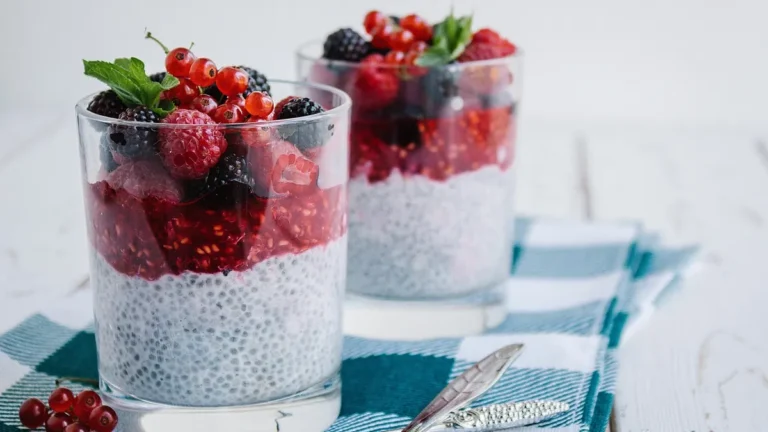 Pudding chia z jogurtem i owocami w słoiku