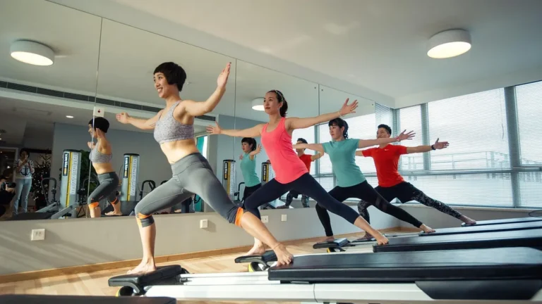 Mata do pilatesu w domowym salonie przygotowana do ćwiczeń dla początkujących
