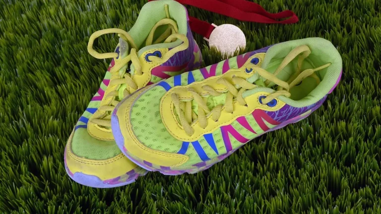 Buty do biegania i zegarek sportowy na bieżni przed pierwszym treningiem