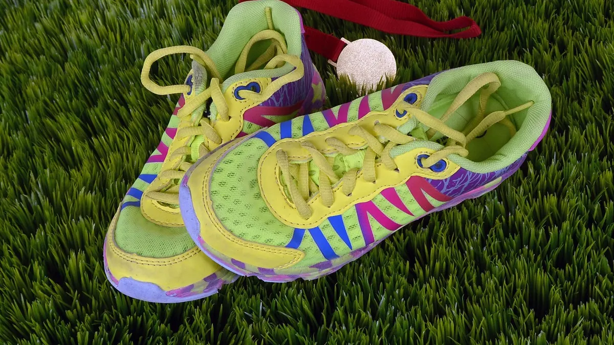 Buty do biegania i zegarek sportowy na bieżni przed pierwszym treningiem
