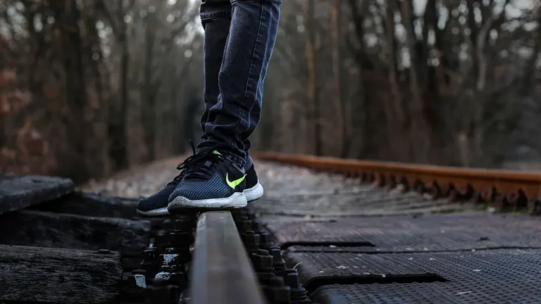 Buty do biegania na bieżni lekkoatletycznej przed treningiem na 5 i 10 km