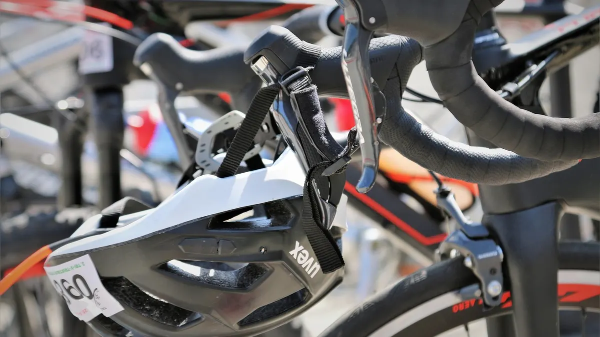 Sprzęt do treningu triathlonowego - rower szosowy, kask, okulary pływackie i buty biegowe