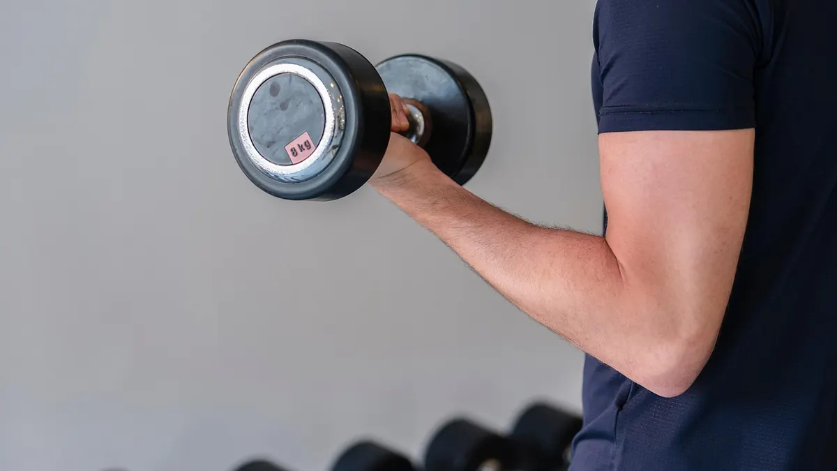 Hantel i mata do ćwiczeń przygotowane do przysiadu goblet squat