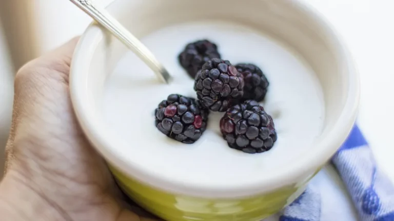 Miska gęstego skyru naturalnego obok kubeczka jogurtu proteinowego